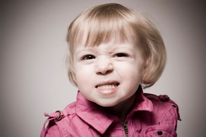 Por que um bebê range os dentes?